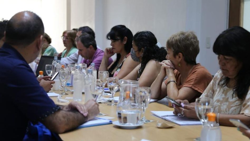 Acuerdan nuevo régimen de licencias parentales para docentes: ¿cómo es?