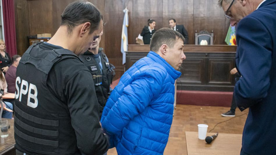 Ángel Verna, uno de los condenados, dialogando con su defensor Oficial Diego Prado. Por el asesinato de Martín Plaché también fue declarado reincidente.   NACHO CORREA