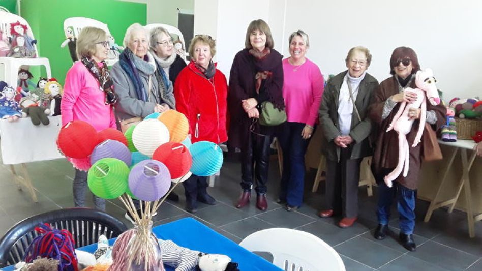 Las integrantes de la Asociación Civil Muñequeras de Azul el viernes pasado cuando fueron presentadas en su nueva casa, la sede de CTA-ATE Azul. AGUSTÍN SCALCINI