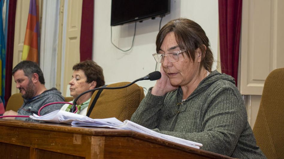 La concejala Laurini, anoche, al momento de dar su punto de vista con respecto al contenido de la respuesta emitida por la COVIR.  CAPTURA DE VIDEO