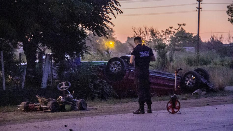 Un agente de la Policía Científica, realizando pericias el día en que este fatal siniestro vial sucediera sobre la Avenida Mujica.  ANGIE DÍAZ JACQUOT/ARCHIVO/EL TIEMPO