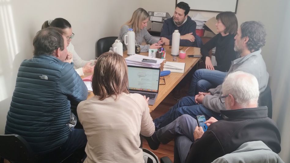 Ediles de las comisiones de Salud y de Obras Públicas durante un tramo de la reunión en la que abordaron una nota presentada por un grupo de vecinos de esta ciudad. PRENSA/CONCEJO DELIBERANTE