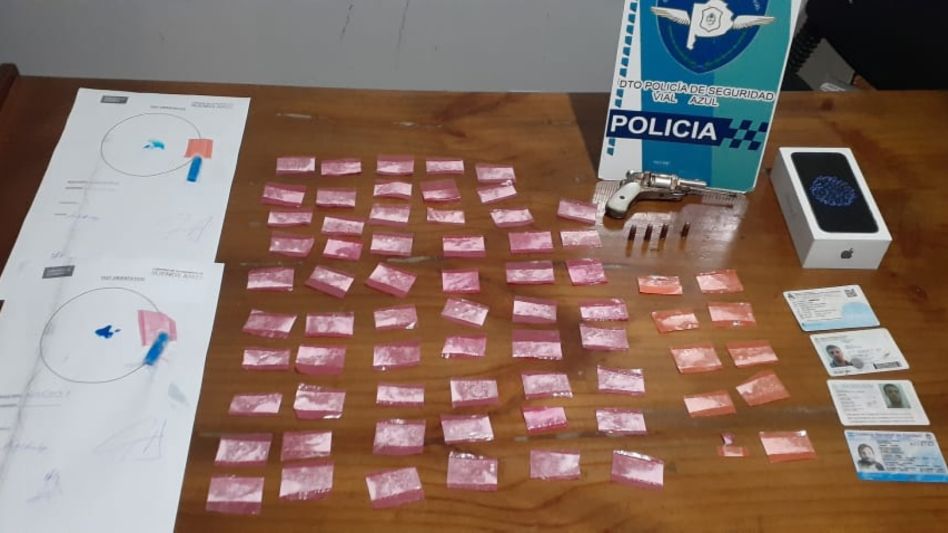 La droga, un revólver y demás elementos que habían sido hallados en poder del hombre que resultó condenado en este proceso abreviado. ARCHIVO/EL TIEMPO