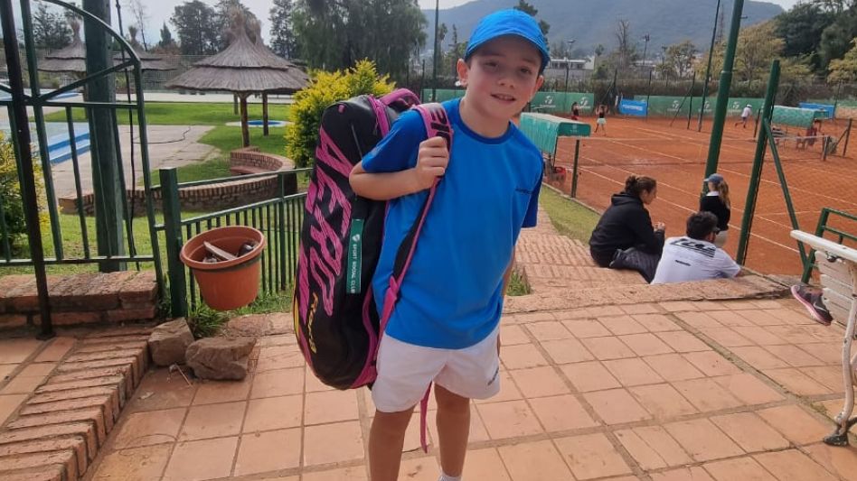 En su debut, el azuleño Milo Doartero dejó en el camino a Lisandro Torrens, de Córdoba y hoy se enfrentará a Santiago Chacur, de Buenos Aires, con quien juega dobles.
