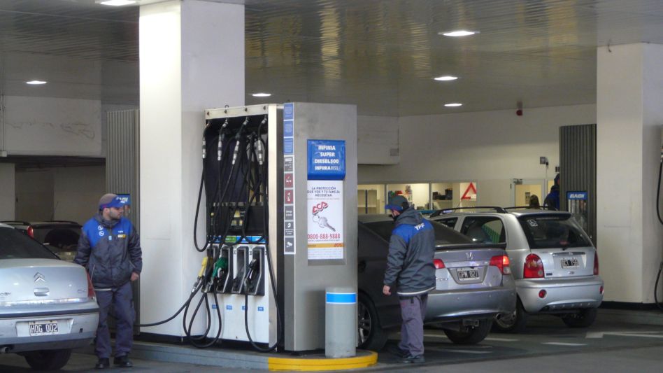 Naftas: las petroleras adelantaron una semana la suba del 4,5% de julio
