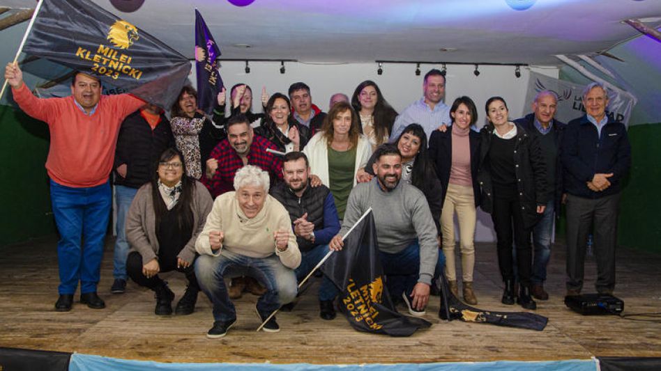 Los integrantes de la lista que encabeza el odontólogo azuleño, Luis Kletnicki, como precandidato a intendente municipal de La Libertad Avanza Azul, durante el acto realizado anoche.  NACHO CORREA