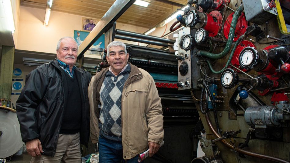 Carlos Peiretti y Carlos Mendoza en el lugar en el cual pasaron gran parte de su vida laboral. 