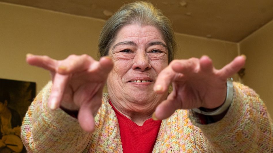 María Cristina Verger hoy, sonriente como siempre y con sus manos en primer plano, que años atrás fueron una herramienta fundamental para el pulso de este matutino. FOTO: NACHO CORREA 