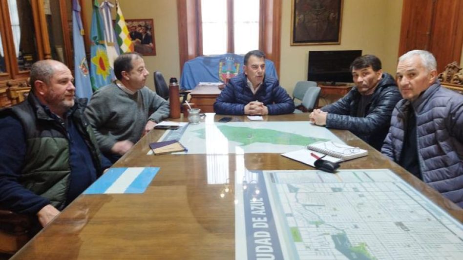 Integrantes de la asociación civil autonomista de Chillar durante la reunión realizada ayer con el intendente Bertellys y el secretario de Gobierno Pedro Sottile.