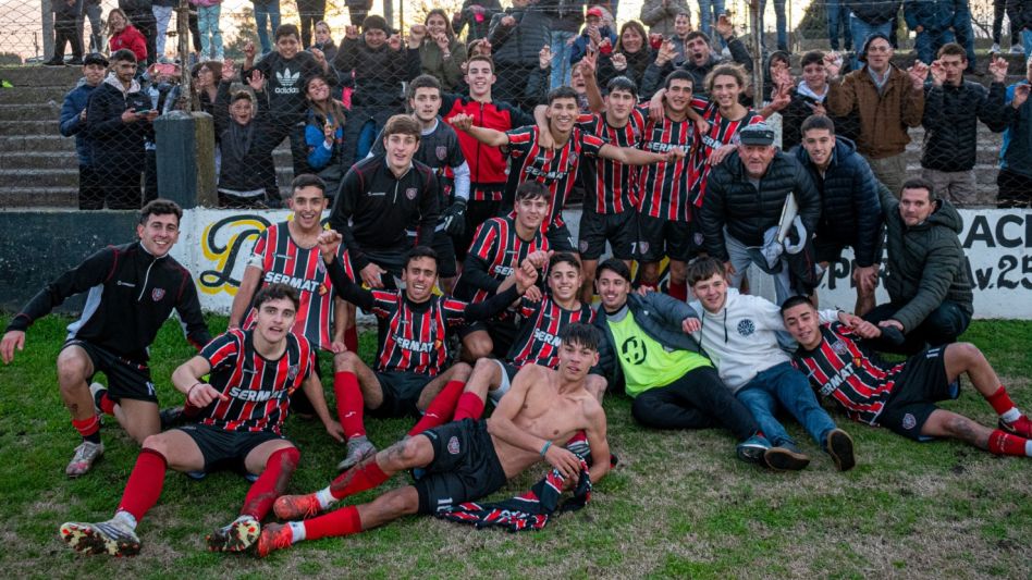 Los jugadores de Chacarita Juniors celebran con su gente el pase a la final de la categoría Reserva Sub 21. Foto: NICOLÁS MURCIA