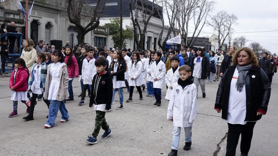 El acto en conmemoración del 207° aniversario de la Independencia argentina se realizó sobre avenida Perón, presidido por el jefe comunal Hernán Bertellys.