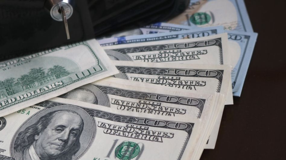 El dólar "blue" volvió a subir y rompió por primera vez la barrera de los $500