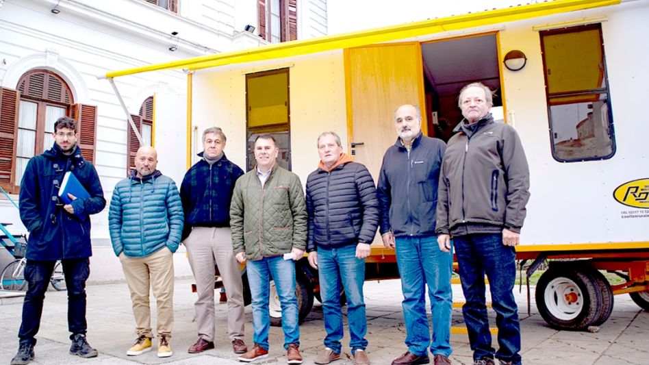 Funcionarios de la Comuna e integrantes de la Comisión Vial Rural de Azul al momento de ser expuestas las casillas adquiridas por el municipio. PRENSA MUNICIPAL