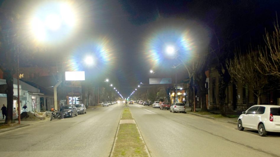 El intendente Bertellys durante el recorrido por la obra de luminarias led en avenida 25 de Mayo, junto al presidente de la CEAL, Mario Fossati, y el subsecretario de Obras, Servicios Públicos y Medio