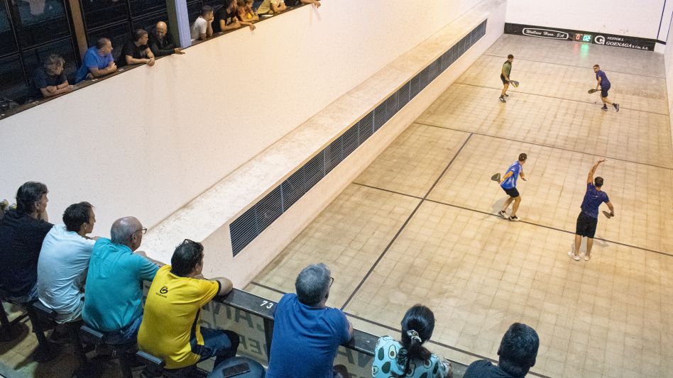El trinquete ?Alfredo Miguelez? de Azul Athletic Club volverá a estar colmado y será testigo del extraordinario desenlace de la última fecha, correspondiente a la última fecha de la FPPBA. Foto: Nacho
