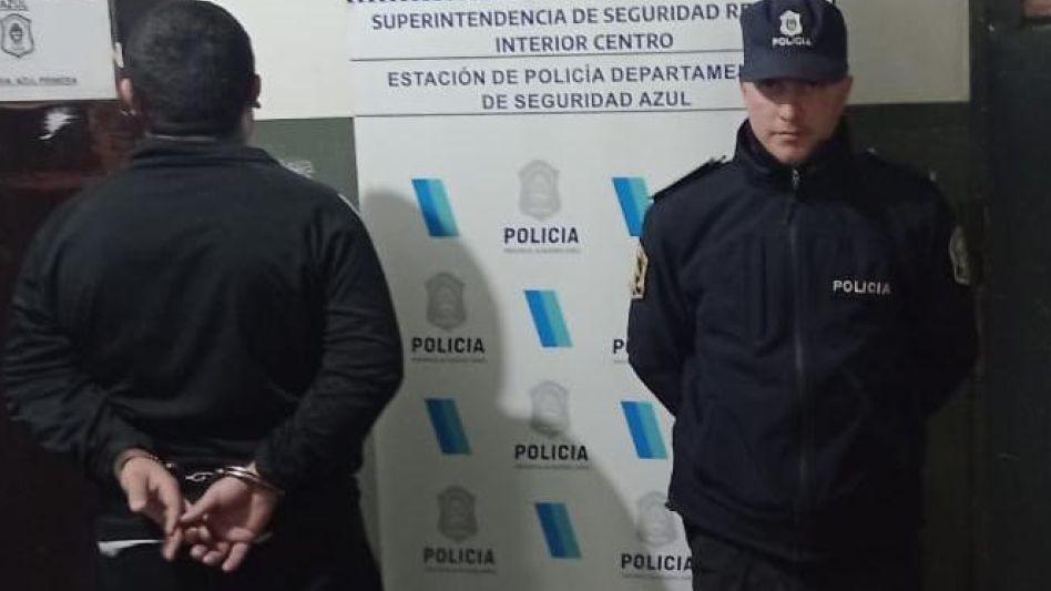 El arma de fuego hallada durante este procedimiento, realizado ayer jueves en Villa Piazza Sur. FOTO: SECCIONAL PRIMERA AZUL/PBA