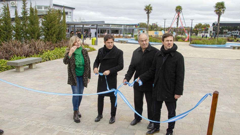 Kicillof, Cocconi y Costa en el momento inaugural de las Termas Tapalqué.  NACHO CORREA