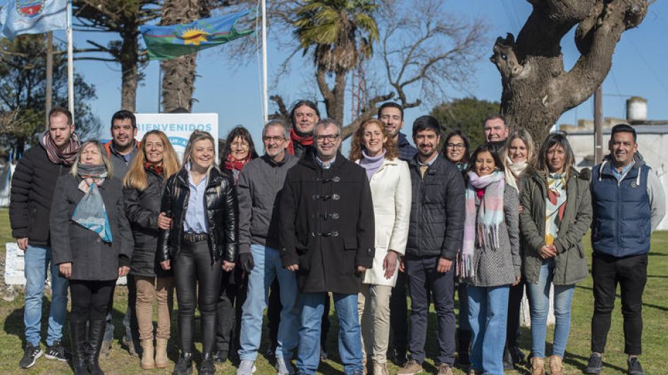 Los integrantes de la lista que encabeza Joaquín Propato como precandidato a intendente de Azul, durante el acto realizado ayer en 16 de Julio.