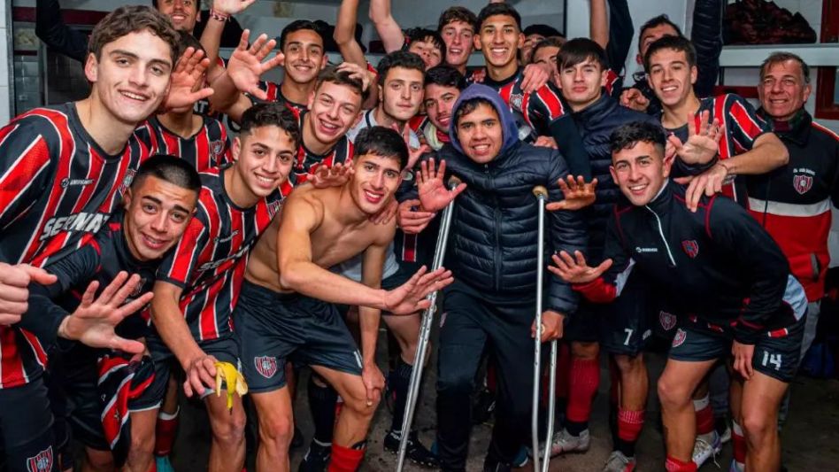 Los chicos de Chacarita Juniors celebran la victoria ante Estudiantes de Olavarría, en la primera final de Reserva Sub 21.  Foto: Nicolás Murcia.