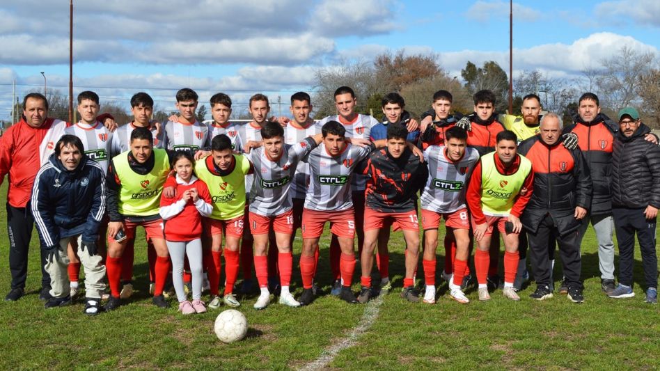 Equipo de Independiente de Chillar que superó a Lilán de Laprida por 2 a 1 y se adelantó en la final de la categoría Reserva Libre. Foto: gentileza Victoria Herrera.