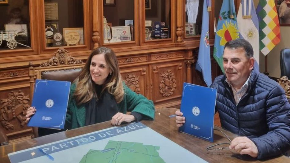 Tolosa Paz junto a Bertellys, durante la firma del convenio para la cooperativa Callvú Leovú.  PRENSA MUNICIPAL