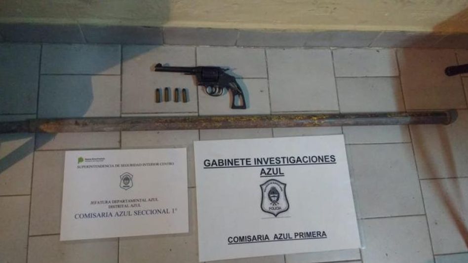 El revólver y el caño que portaba el condenado en este juicio cuando fuera arrestado en su casa, lo cual sucedió el 16 de abril de 2019. ARCHIVO/EL TIEMPO