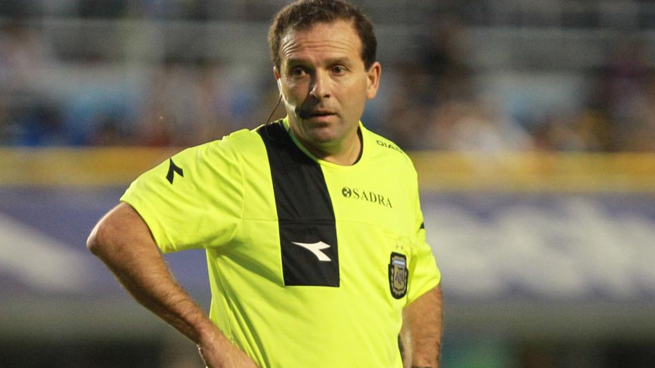  Juan Pablo Pompei, ex árbitro con reconocida y vasta trayectoria en el ámbito nacional e internacional, estará llevando adelante una charla referida al arbitraje y reglamento de fútbol. 