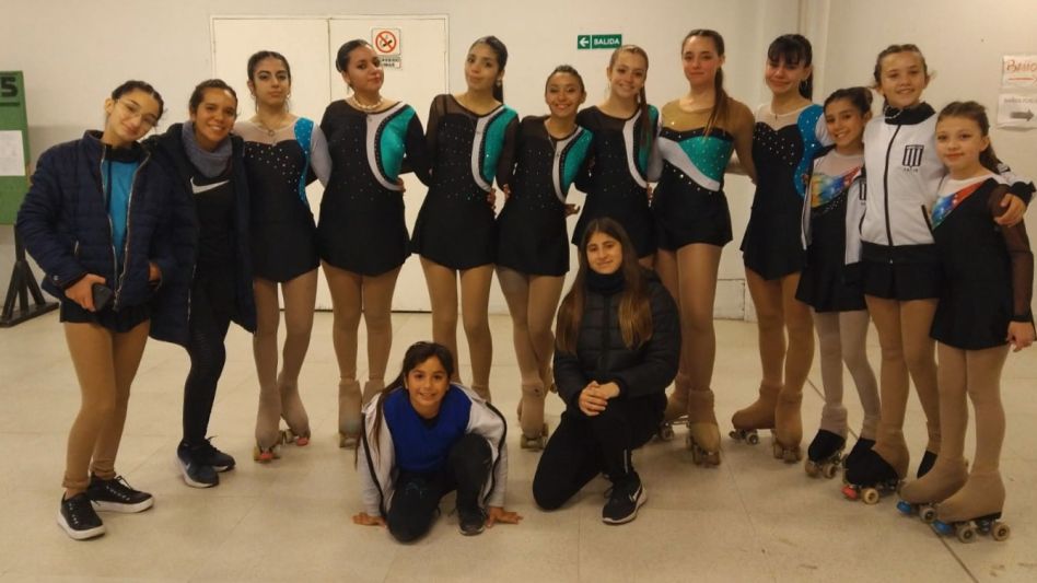 Las patinadoras del Club Vélez Sarsfield estuvieron presentes en Bolívar, donde se desarrolló la etapa regional del histórico certamen provincial. Foto: gentileza Prensa Municipal.