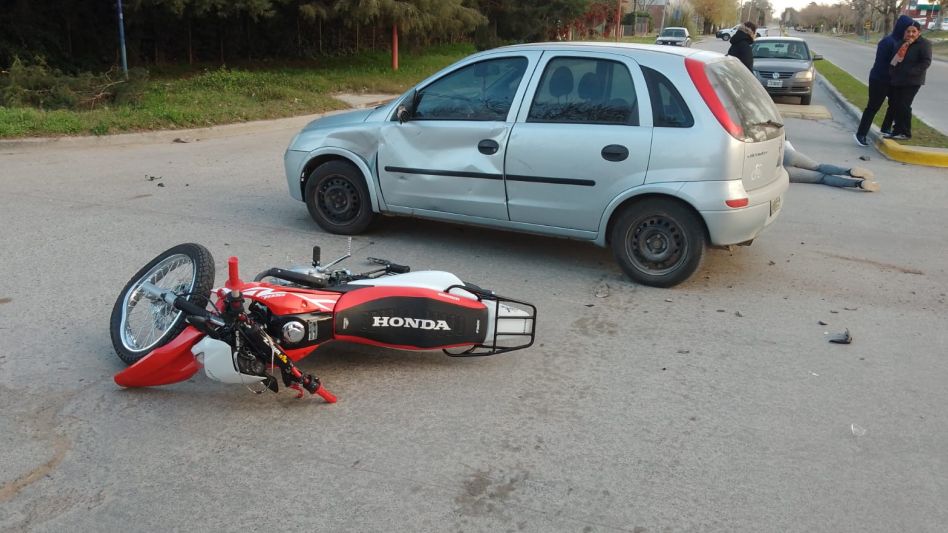 Un joven guiaba una moto que chocó con un auto. Sucedió ayer martes sobre la Avenida Bidegain. FOTOS: SOMOS AZUL