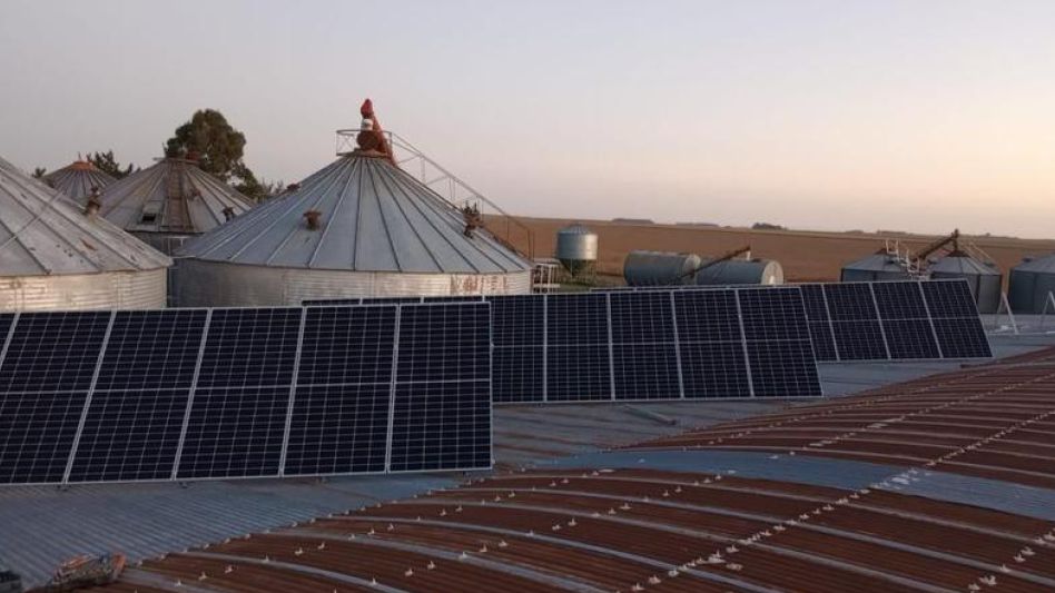 El sistema fotovoltaico de 20 kilowatt que instaló la familia Adrogué en un establecimiento rural de esta ciudad para generar energía limpia. GENTILEZA/CEAL