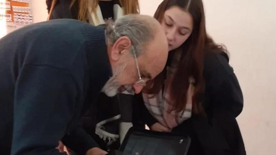 Días pasados se llevó a cabo la entrega de La noche Azul a establecimiento educativos del partido de Azul. 