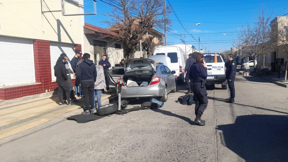 Los tres aprehendidos tienen domicilios en Córdoba. Los investigadores creen que habrían cometido más ilícitos en ciudades de la región. FOTOS: CPA/PBA