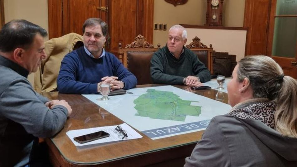 Autoridades de la Unicen durante la reunión con el intendente Bertellys.  PRENSA MUNICIPAL