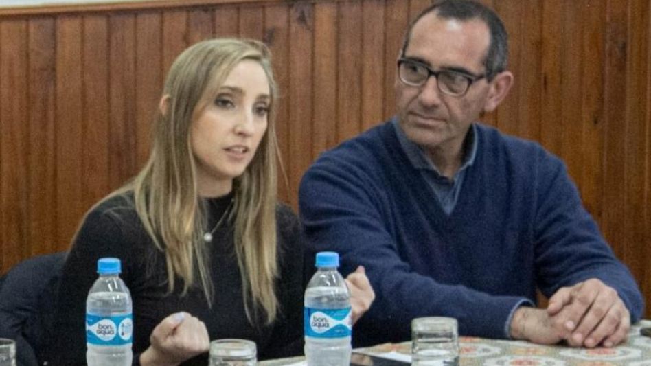 Julia Strada junto a Nelson Sombra, durante la reunión realizada en Azul.  PRENSA UNIÓN POR LA PATRIA
