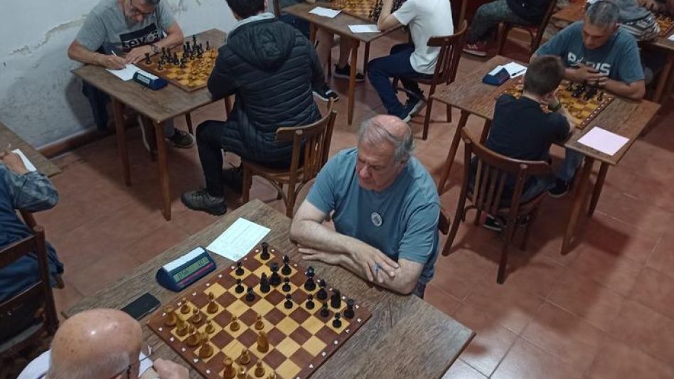 Con el comienzo de un torneo Senior, denominado ?Volver?, el próximo viernes comenzará a desarrollarse la actividad deportiva prevista para el segundo semestre del Círculo de Ajedrez de Azul. ARCHIVO