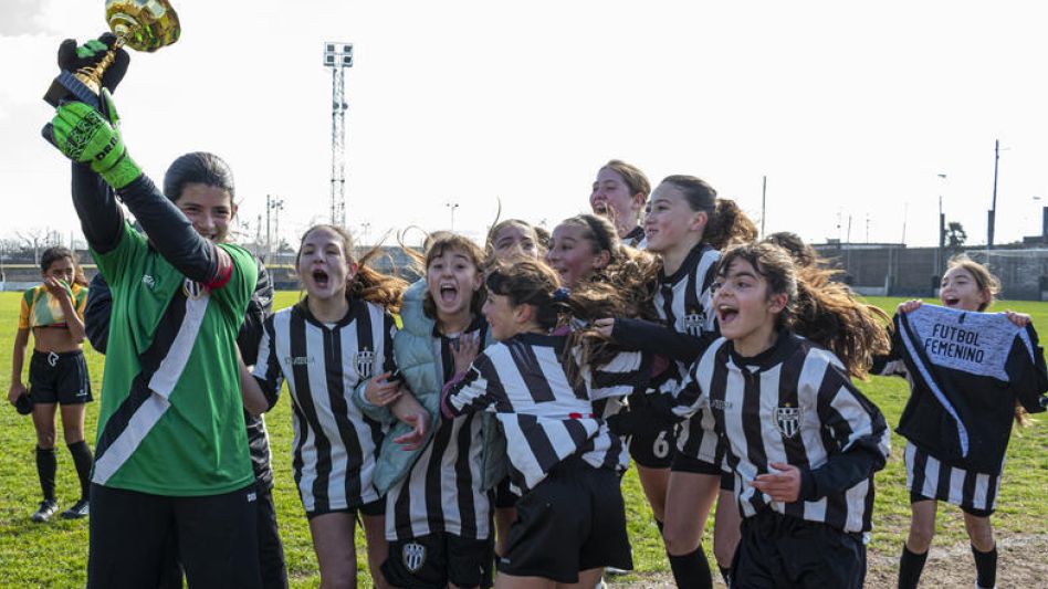Las chicas de la Sub 13 (izquierda) y de la Sub 15 de Alumni Azuleño festejan la obtención del certamen que se disputó en ambas categorías.   FOTOS: NICOLÁS MURCIA