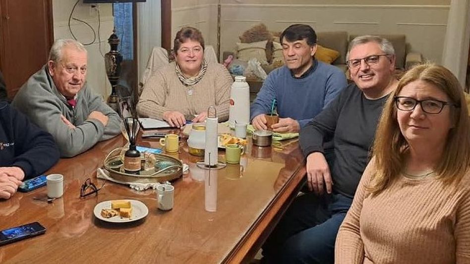 Aloisi y Abarca durante la reunión con los vecinos que integran la asociación autonomista de Chillar.