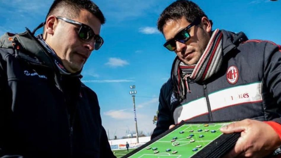 Jorge y Ricardo Pais eligiendo la táctica para un partido. Los Melli se despidieron luego de tres años y medio a cargo de las divisionales mayores de Chacarita. FOTO: NICO MURCIA
