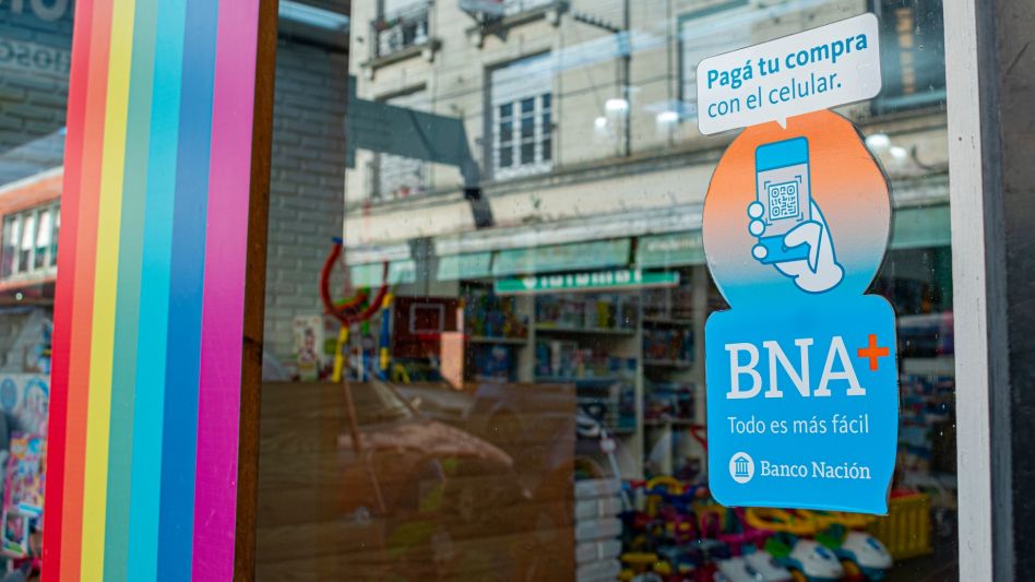 Los comercios adheridos a la BNA+ exhiben en sus vidrieras la cartelería correspondiente.