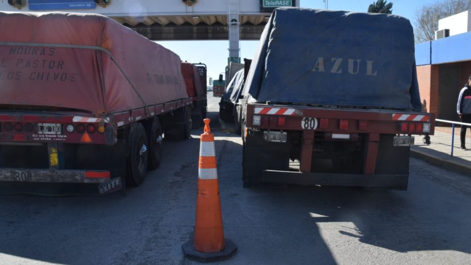 Un camionero de Azul protagonizó un violento choque en el peaje de Hinojo