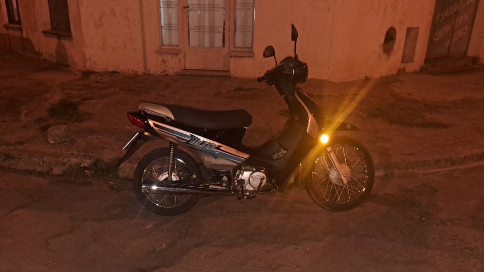 En Puan y Alvear se produjo hoy sábado este choque entre un auto y una moto. FOTOS: CPA/PBA