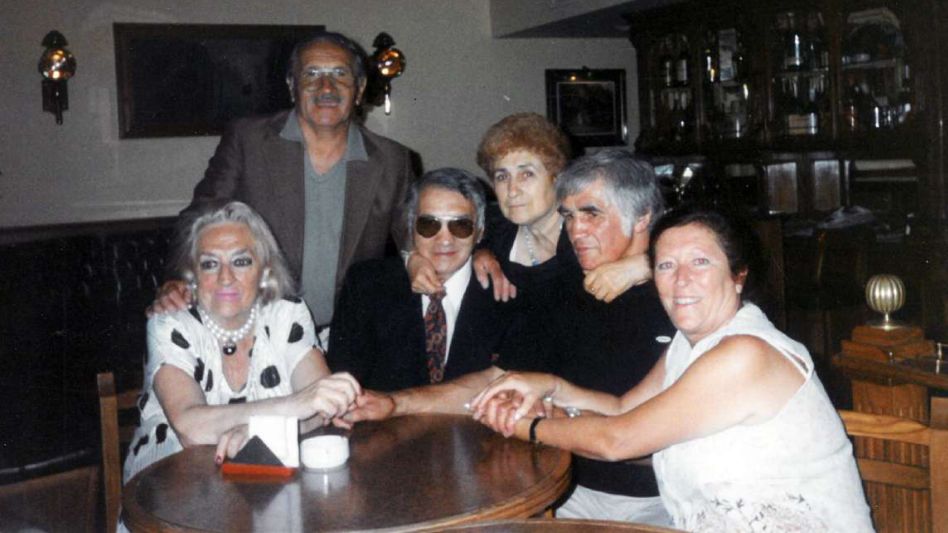 En 1998, los hermanos Peraltas se reunieron en la tradicional confitería Manolete, sito en San Martín 437.