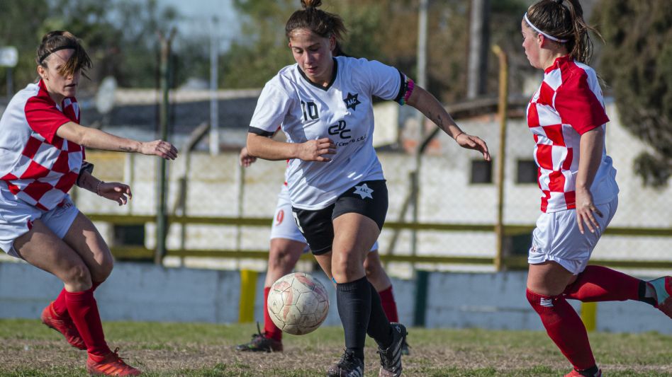 Estrellas y Athletic igualaron en un tanto en el encuentro de ida de la final del Torneo Apertura de Fútbol Femenino. Foto: NICOLÁS MURCIA