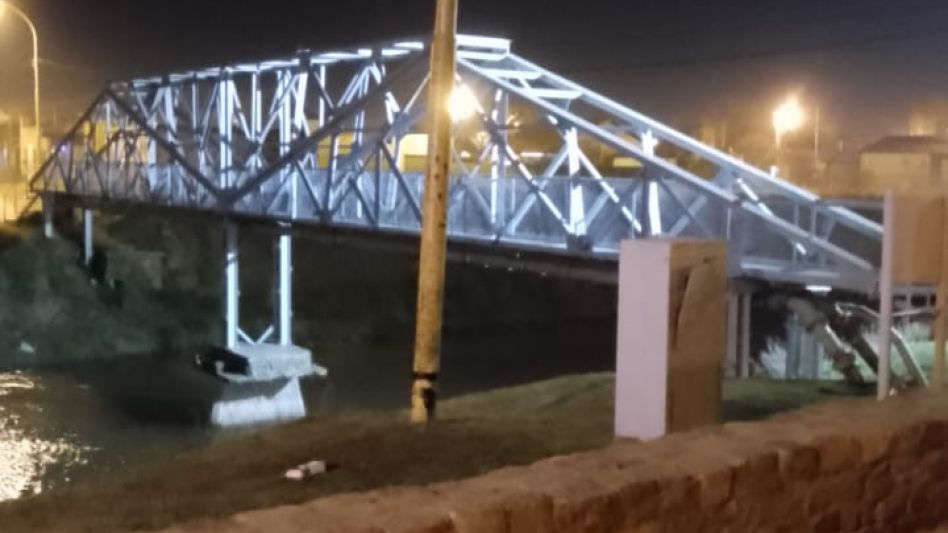 La protagonista de este hecho se había subido a la cima del puente que sobre el Arroyo Azul está en la ex calle Tucumán. FOTO: CPA/PBA