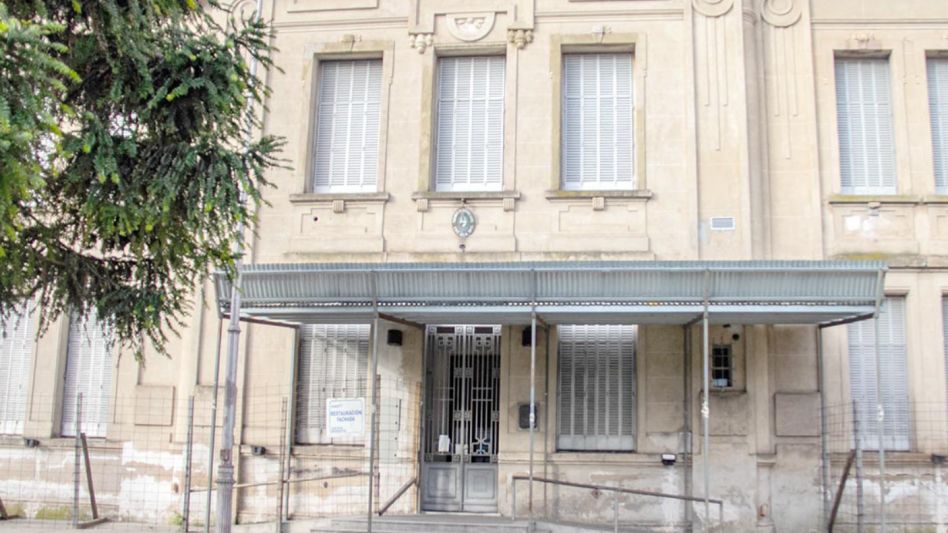 La fachada de la Escuela 17, una de las obras postergadas en nuestra ciudad.