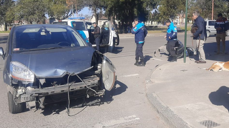 Chocaron un auto y una moto: una joven herida