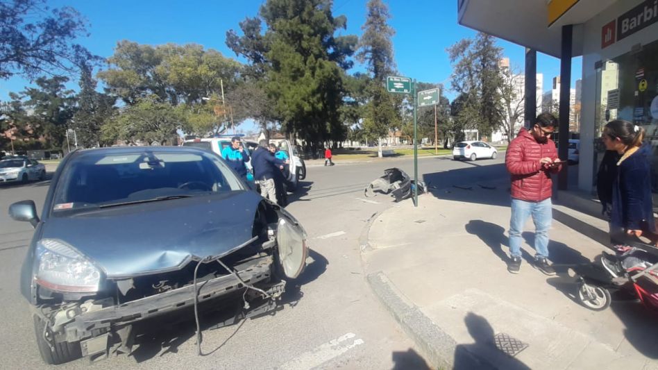 El choque de cada día en esta ciudad. El de ayer, después del mediodía, tuvo como escenario el cruce de las calles Cáneva e Yrigoyen. CPA/PBA 
