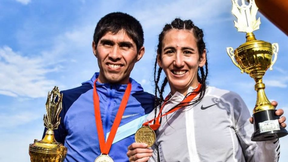 Gustavo y Cecilia Fernández fueron los ganadores de la 7° edición de la Media Maratón de las Sierras. Foto: GENTILEZA INDOOR SPINNING EVENTOS.