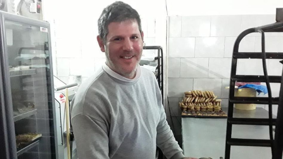 Toto López en plena faena. La panadería que está en avenida 25 de mayo casi Sarmiento ya es un clásico para muchos azuleños. NICOLAS MURCIA