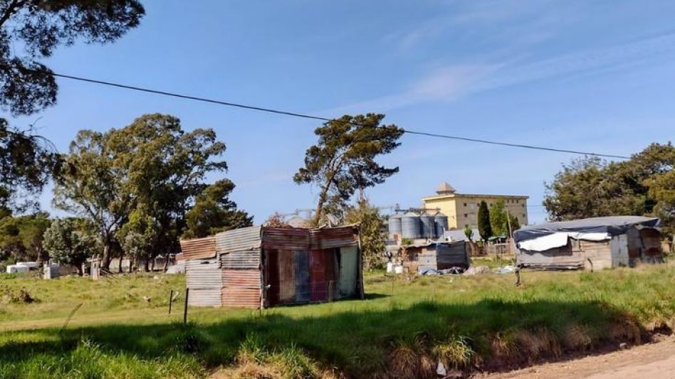 Las viviendas precarias instaladas en el predio de la antigua planta de tratamiento de efluentes de la ex curtiembre Piazza. Allí se detectó cromo, en suelo y aguas subterráneas.